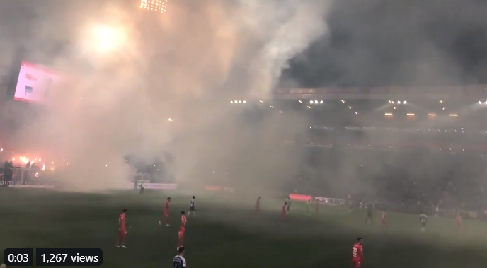 Berlijnse derby loopt uit de hand: fans gooien vuurwerk en fakkels op het veld