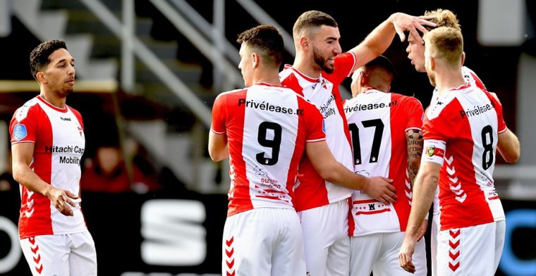 FC Emmen stunt en verslaat armoedig Vitesse, schitterende rentree 'Messi' Jansen