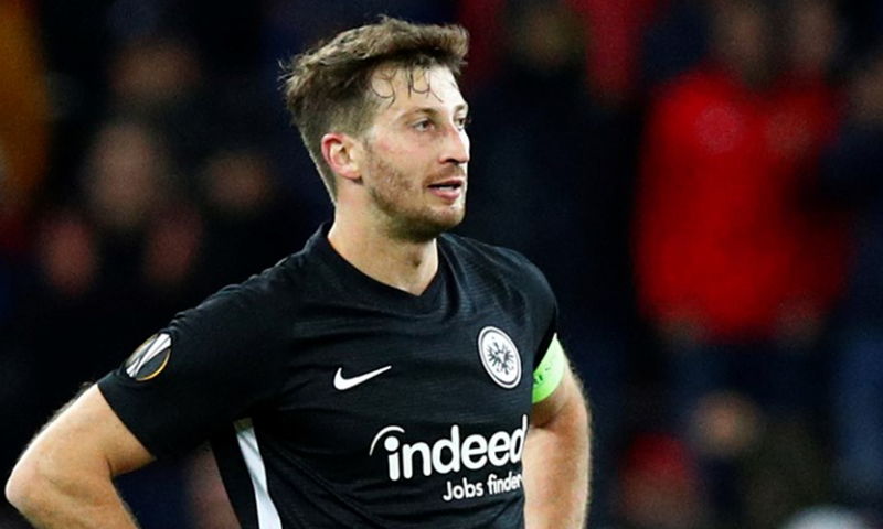 Giga-schorsing voor Frankfurt-verdediger na onbegrijpelijke actie tegen Freiburg Afbeelding: Giga-schorsing voor Frankfurt-verdediger na onbegrijpelijke actie tegen Freiburg