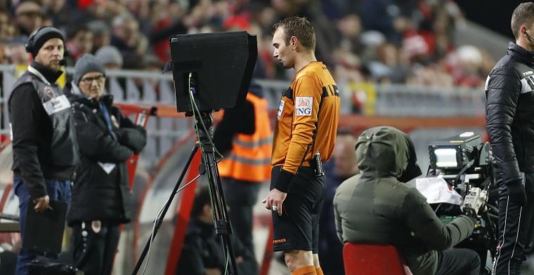 Opvallend: kijkers van Antwerp - KAA Gent horen overleg met VAR