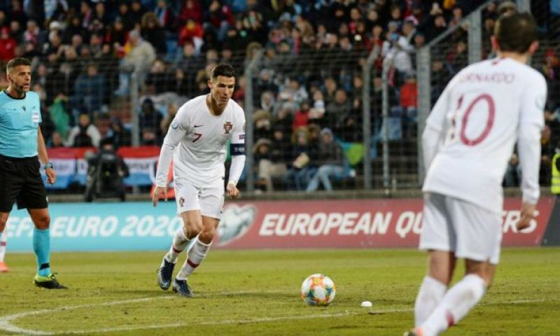 Kritiek op Ronaldo zwelt aan: 'Ik begrijp zijn boosheid, hij ís Juventus' Afbeelding: Kritiek op Ronaldo zwelt aan: 'Ik begrijp zijn boosheid, hij ís Juventus'