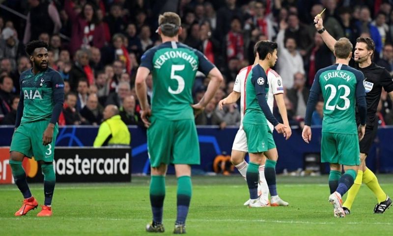 Ajax krijgt arbiter van hoogte- en dieptepunt vorig jaar, drie man op scherp Afbeelding: Ajax krijgt arbiter van hoogte- en dieptepunt vorig jaar, drie man op scherp