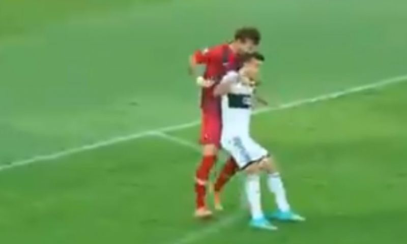 Suárez, is that you? Porteño-verdediger bijt tegenstander in hoofd en krijgt rood Afbeelding: Suárez, is that you? Porteño-verdediger bijt tegenstander in hoofd en krijgt rood