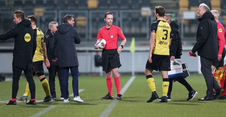 Arbiter in Kerkrade laat voorwerp zien: 'Als je dit tegen je hoofd aan krijgt..'