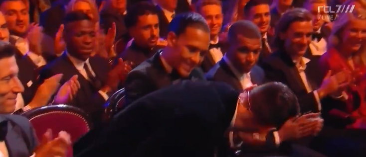 Moment van de avond: Messi geeft Van Dijk een hand, zoonlief wordt helemaal gek