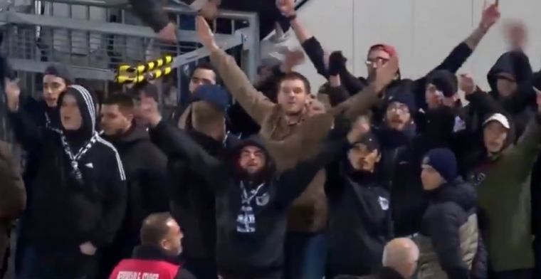 Bizar: stewards halen spandoeken Bordeaux-fans weg, supporters bestormen veld