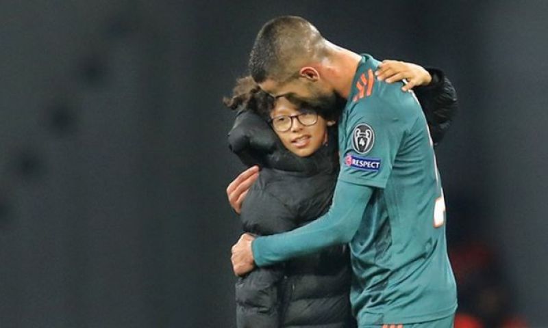 Jonge veldbestormer zette shirt Ziyech niet op eBay: 'Ik moest snel weg' Afbeelding: Jonge veldbestormer zette shirt Ziyech niet op eBay: 'Ik moest snel weg'