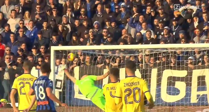 Hateboer zet aanval op, neemt vrije trap snel en leidt wereldgoal van Atalanta in