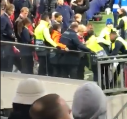 De beelden: Ziyech springt tussen stewards om Ajax-fan te beschermen
