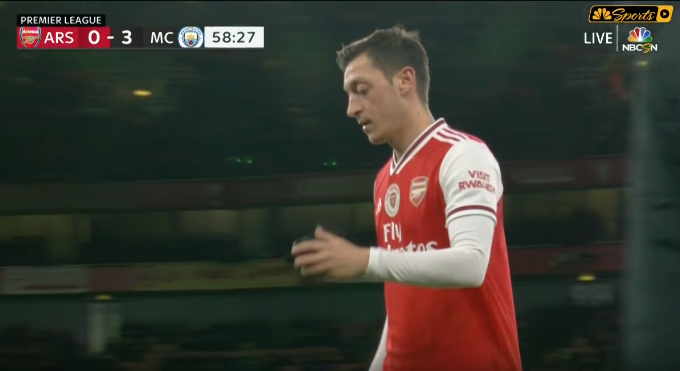 Özil duidelijk niet blij met wissel tegen Manchester City bij ruime achterstand