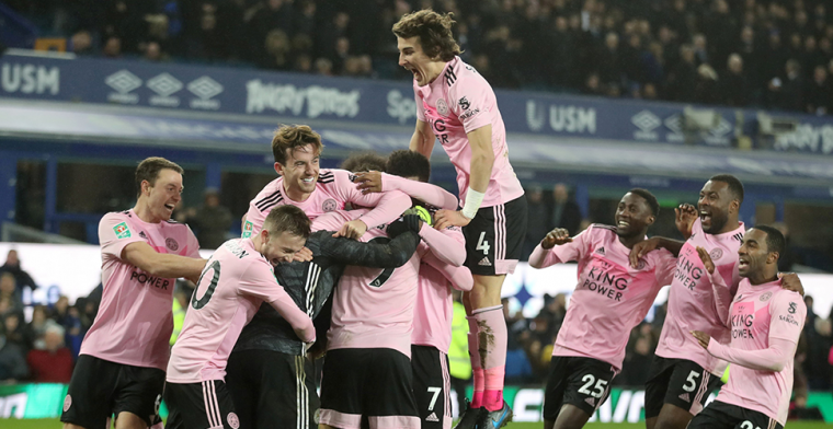 Leicester wint spektakelstuk na strafschoppen, Manchester-clubs winnen eenvoudig