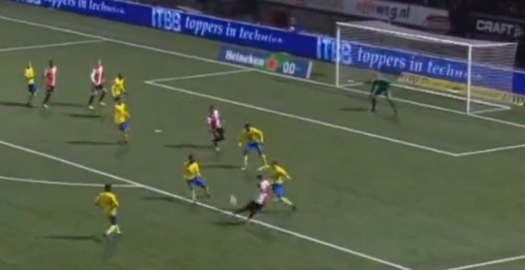 Heerlijk doelpunt in Nederland: Feyenoord-aanvaller krult bal prachtig in kruising