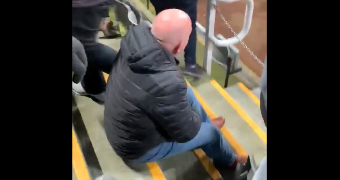 Hilariteit in Newcastle: 'cornervlagbeul' Ritchie slaat weer toe en blesseert fan