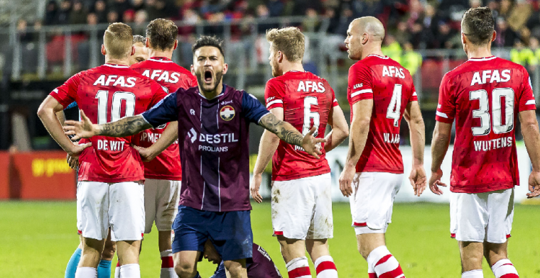 De Mos tikt Boadu en Stengs op de vingers: 'Moet je als trainer bovenop zitten'