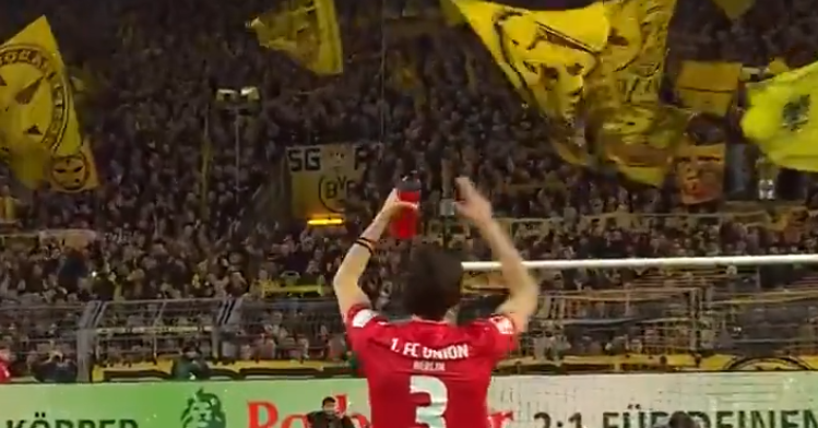 Zo kan het dus ook: prachtig 'welkom terug'-gebaar van Dortmund-fans voor Subotic