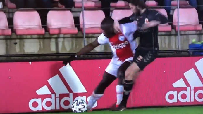 Ajax-talent Brobbey (18) toont brute kracht: Bosz (26) komt er niet aan te pas