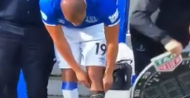 Wat is dit: Everton-speler vergeet sok aan te trekken en moet wachten op wissel
