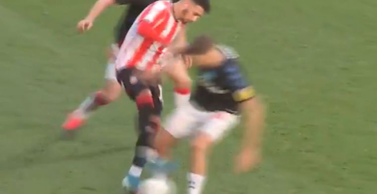 Pijnlijk: Brentford-speler Benrahma met twee panna's bij tegenstander in seconden