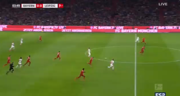 Bayern-publiek wordt gek: Davies haalt verbijsterde Olmo in met geweldige sprint