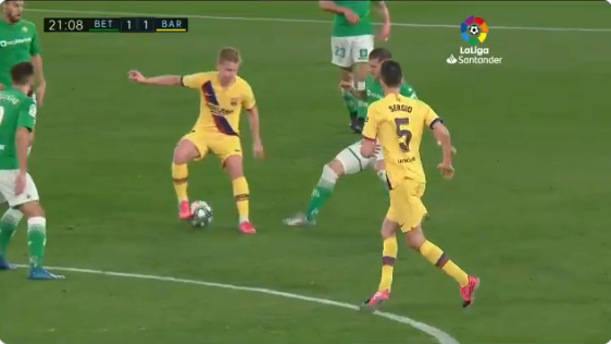 Prachtige actie Frenkie de Jong: één beweging, twee spelers het bos in