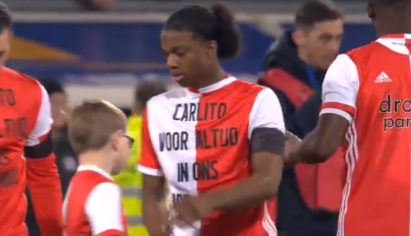 Prachtig: Feyenoord-spelers dragen speciale shirts voor overleden De Leeuw