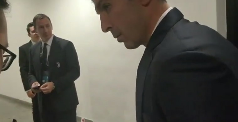 Buffon dolt met Chinese fan in persruimte: 'Pas op voor coronavirus, hè'