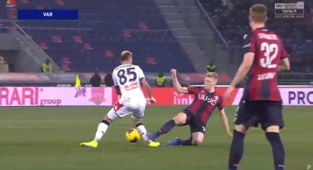 Niet voor gevoelige kijkers: rood voor Schouten (Bologna) na veel te harde tackle