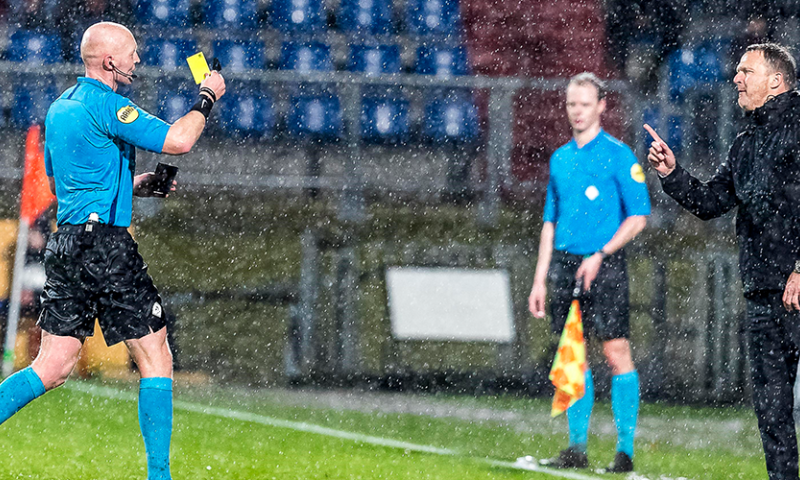 Van den Brom fileert arbitrage: 'Zulke momenten moeten verdwijnen door de VAR' Afbeelding: Van den Brom fileert arbitrage: 'Zulke momenten moeten verdwijnen door de VAR'