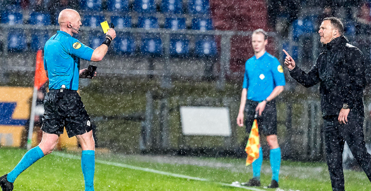 Van den Brom fileert arbitrage: 'Zulke momenten moeten verdwijnen door de VAR'