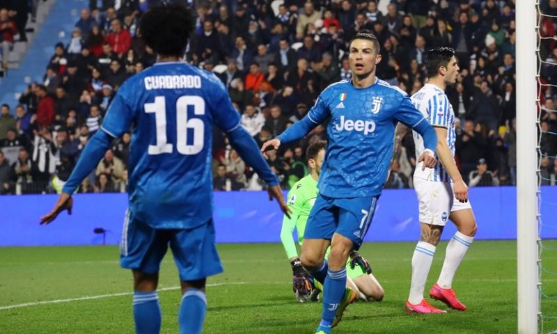 De Ligt ziet jubileumgoal Ronaldo vanaf de bank, valt in en wint krap met Juventus Afbeelding: De Ligt ziet jubileumgoal Ronaldo vanaf de bank, valt in en wint krap met Juventus