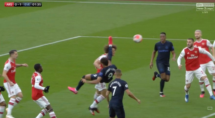 Zlatan-esque: Calvert-Lewin scoort weergaloos voor Everton tegen Arsenal