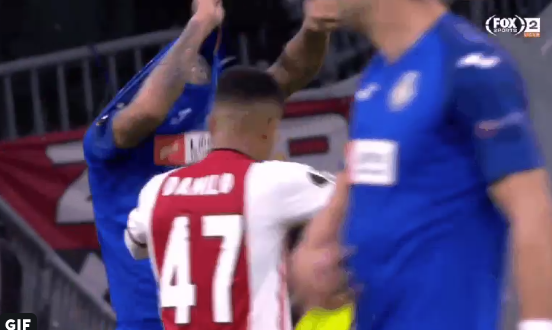 Opmerkelijk: Danilo (Ajax) en Deyverson (Getafe) wisselen op het veld van shirtje