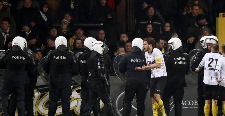 Match van Lokeren even stilgelegd, Overmeire is scherp voor politie