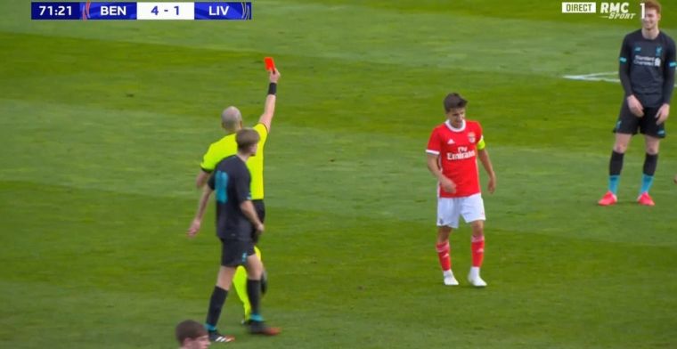 Van den Berg krijgt rood in Youth League na onhandige overtreding tegen Benfica