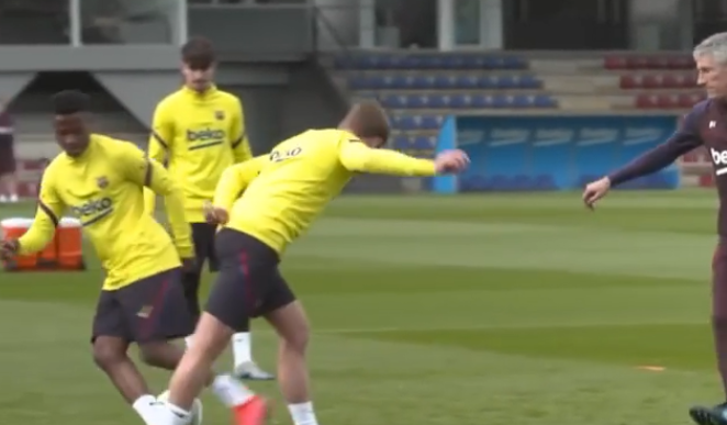 De Jong doet Fati pijn tijdens Barça-rondo: panna achter het standbeen langs