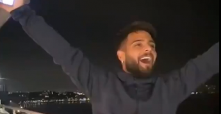 Prachtig: ook Napoli-aanvaller Insigne zingt op balkon het clublied mee