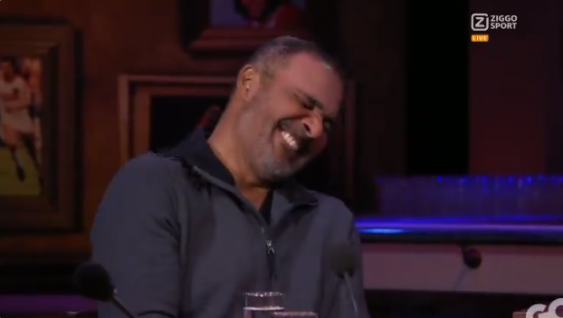 Heerlijke beelden: Gullit bezorgt zichzelf slappe lach met Rinus Michels-imitatie