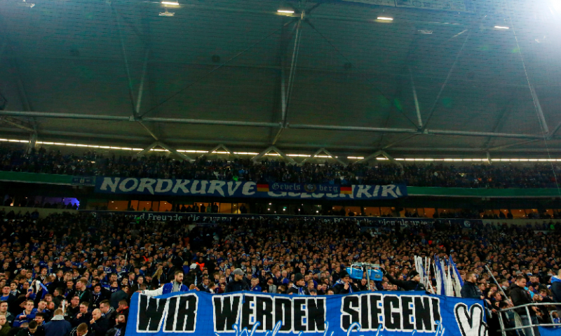 Spelers Schalke 04 leveren miljoenen in en helpen 600 medewerkers Afbeelding: Spelers Schalke 04 leveren miljoenen in en helpen 600 medewerkers