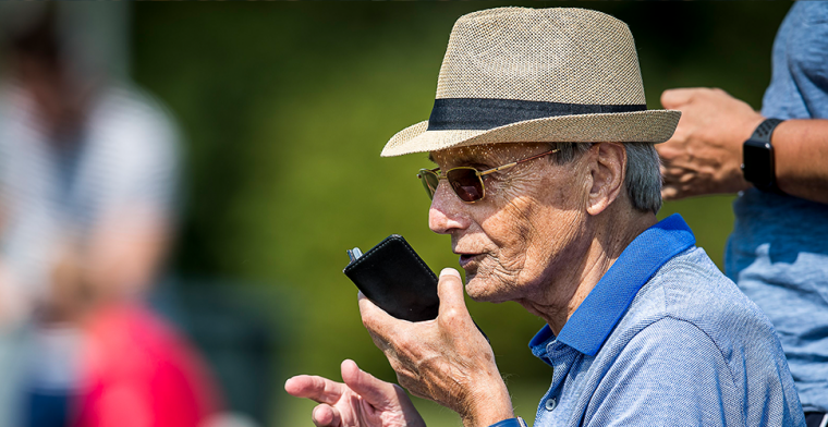 Superscout De Visser (85) in strikte thuisisolatie: 'Dan is het afgelopen met me'