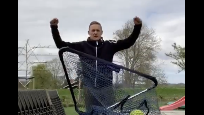 Toornstra tovert in de achtertuin: hooghouden met tennisbal, volley in het visnet