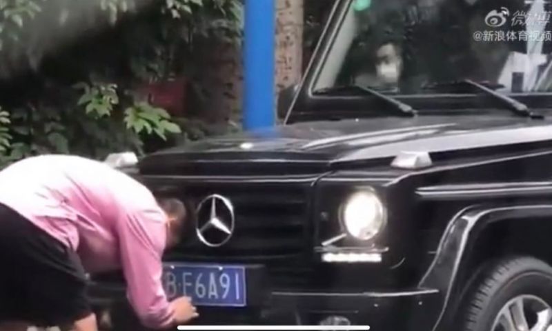 Bizar: Guangzhou ontslaat Chinese sterspeler na veranderen letter op kentekenplaat Afbeelding: Bizar: Guangzhou ontslaat Chinese sterspeler na veranderen letter op kentekenplaat