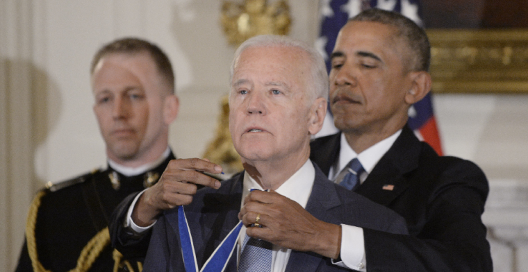 Biden dwingt Amerikaanse bond om salarissen gelijk te trekken