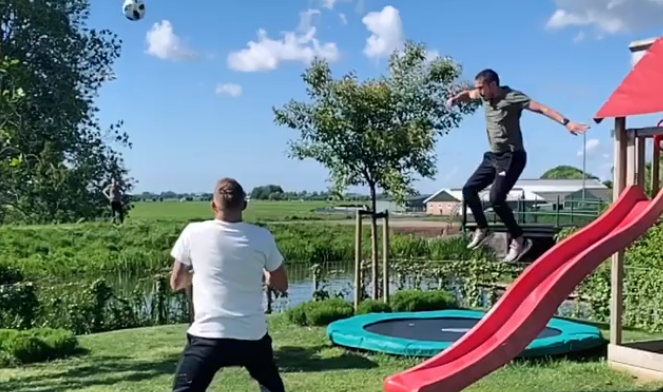 Toornsta en vrienden maken heerlijke voetbal/basketbal-goal in tuin