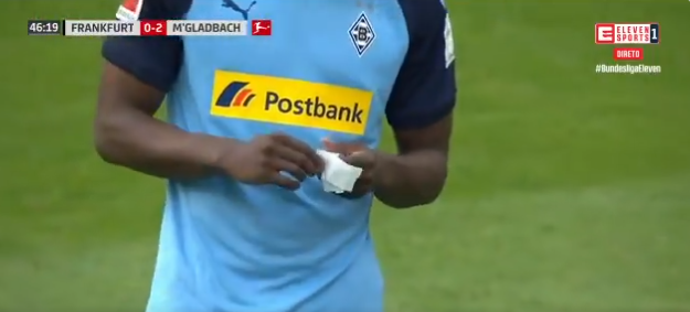 Lol op het Bundesliga-veld: Gladbach-speler probeert kledinglabeltje te lezen
