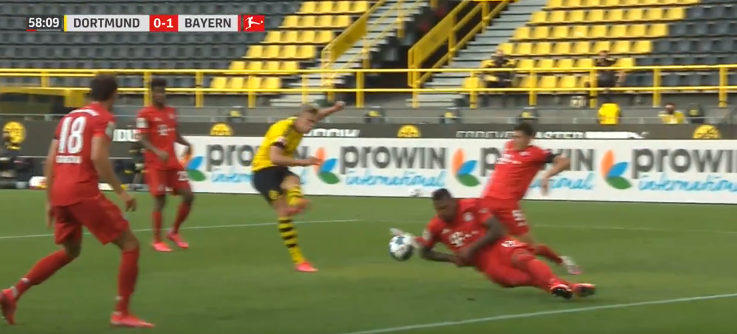 Kostbare VAR-blunder: Dortmund wordt penalty onthouden na duidelijke handsbal