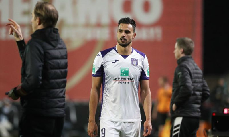 'Pikante 'nek-aan-nek-race' in België: Anderlecht-locker van Chadli al leeg' Afbeelding: 'Pikante 'nek-aan-nek-race' in België: Anderlecht-locker van Chadli al leeg'