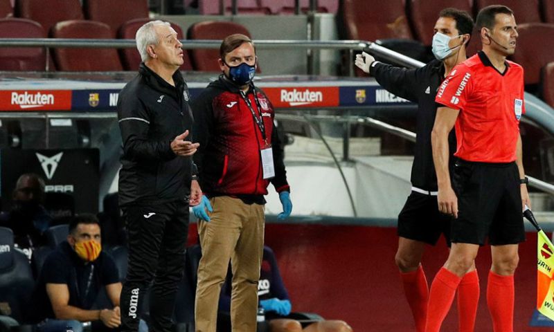 Leganés-trainer doet fluitsignaal na en krijgt in minuut 95 (!) rood tegen Barça Afbeelding: Leganés-trainer doet fluitsignaal na en krijgt in minuut 95 (!) rood tegen Barça