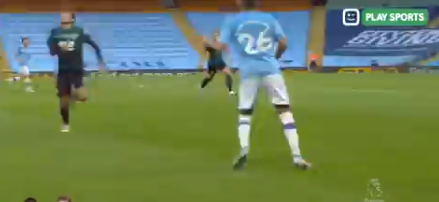 Mahrez tovert even tegen Burnley, de perfecte baltoets al controle