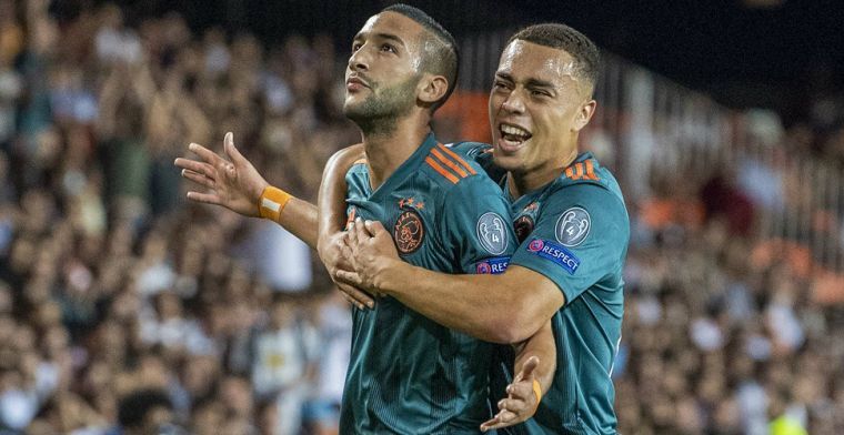Bijzondere kiekjes uit Amsterdam: Overmars speecht op laatste Ajax-training Ziyech