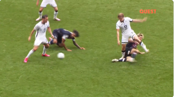 Chaos in Championship: acht tackles, één gevecht binnen 20 seconden in Swansea